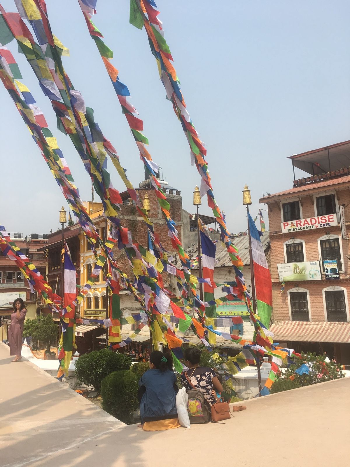 ネパール最大の仏塔ボタナート。街の中にあって、仏塔周りはゲストハウスやレス...