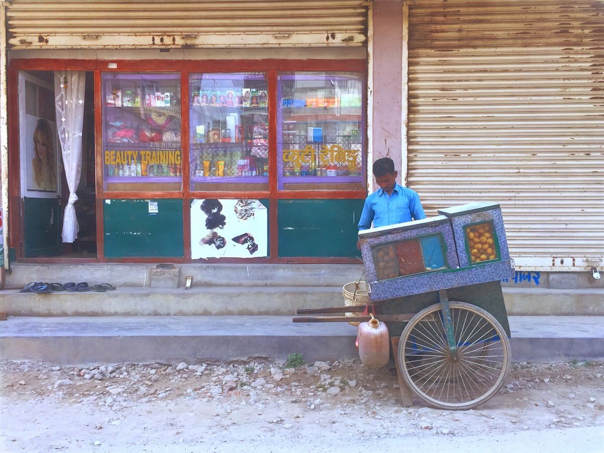 ネパール最大の仏塔ボタナート。街の中にあって、仏塔周りはゲストハウスやレス...