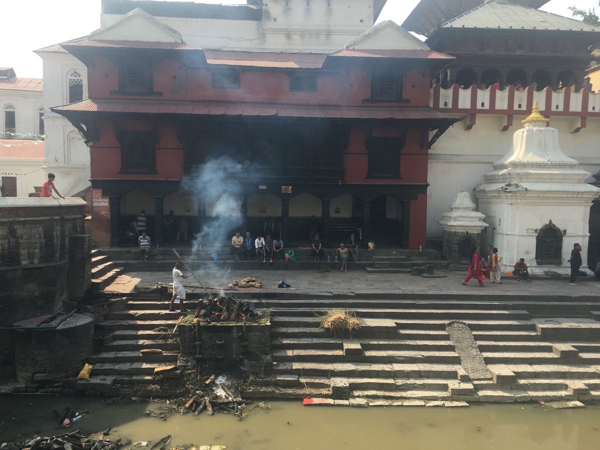 ヒンズー寺院パシュパティナート。そこらでお葬式が行われてて、ネパール人の死...