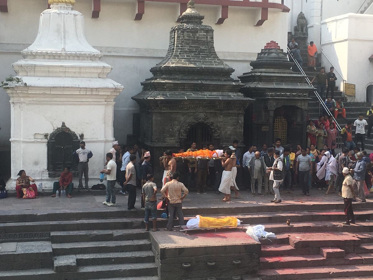 ヒンズー寺院パシュパティナート。そこらでお葬式が行われてて、ネパール人の死...