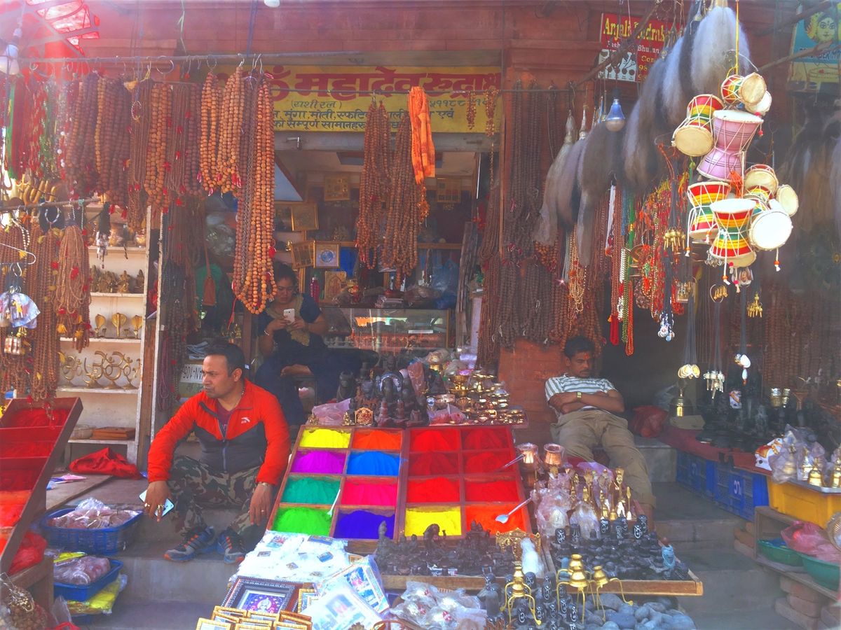 ヒンズー寺院パシュパティナート。そこらでお葬式が行われてて、ネパール人の死...