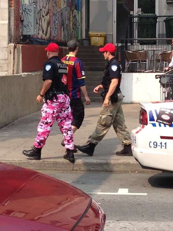 カナダ・モントリオール「2014年 カナダ　33番モントリオール　ケッベック州ではいつまで独立論争が続くのか。」の写真：ピンクの迷彩の警官