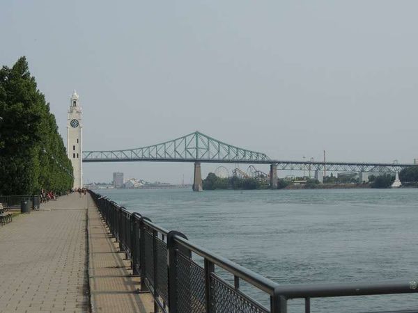 カナダ・モントリオール「2014年 カナダ　33番モントリオール　ケッベック州ではいつまで独立論争が続くのか。」の写真：バサン　ボンスクール