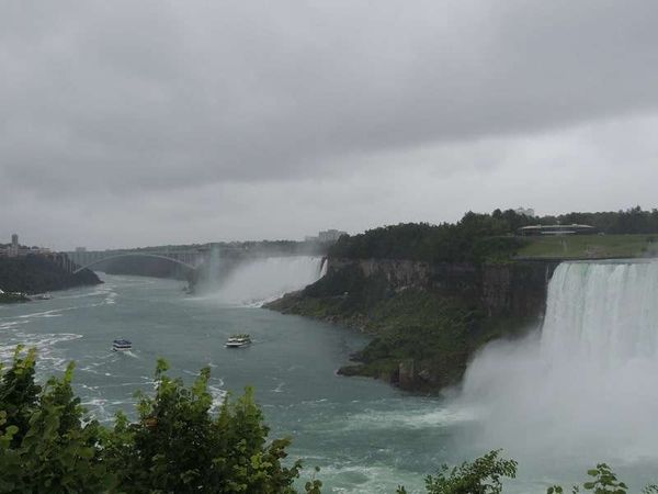 カナダ・トロント「2014年 カナダ　オンタリオ州　ナイアガラフォールズ、トロント」の写真：カナダ滝とアメリカ滝、レインボー橋の関係