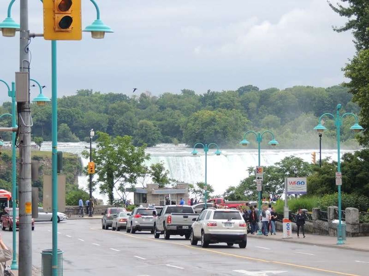 街中から滝を見る。