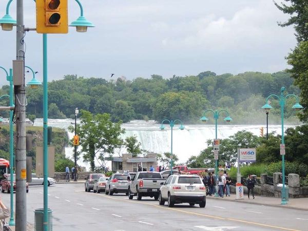 カナダ・トロント「2014年 カナダ　オンタリオ州　ナイアガラフォールズ、トロント」の写真：街中から滝を見る。