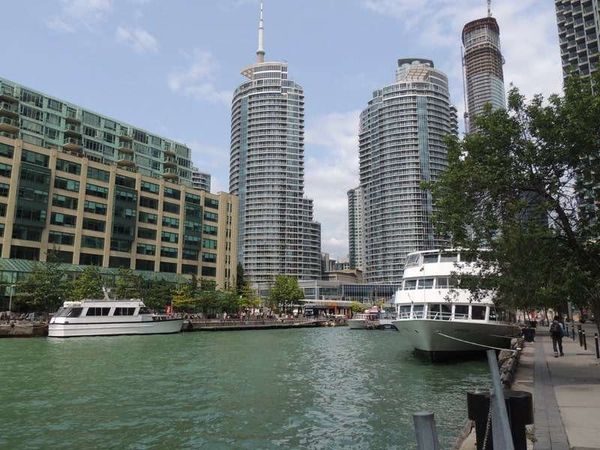 カナダ・トロント「2014年 カナダ　オンタリオ州　ナイアガラフォールズ、トロント」の写真：ハーバースクエア(Harbour Squ...