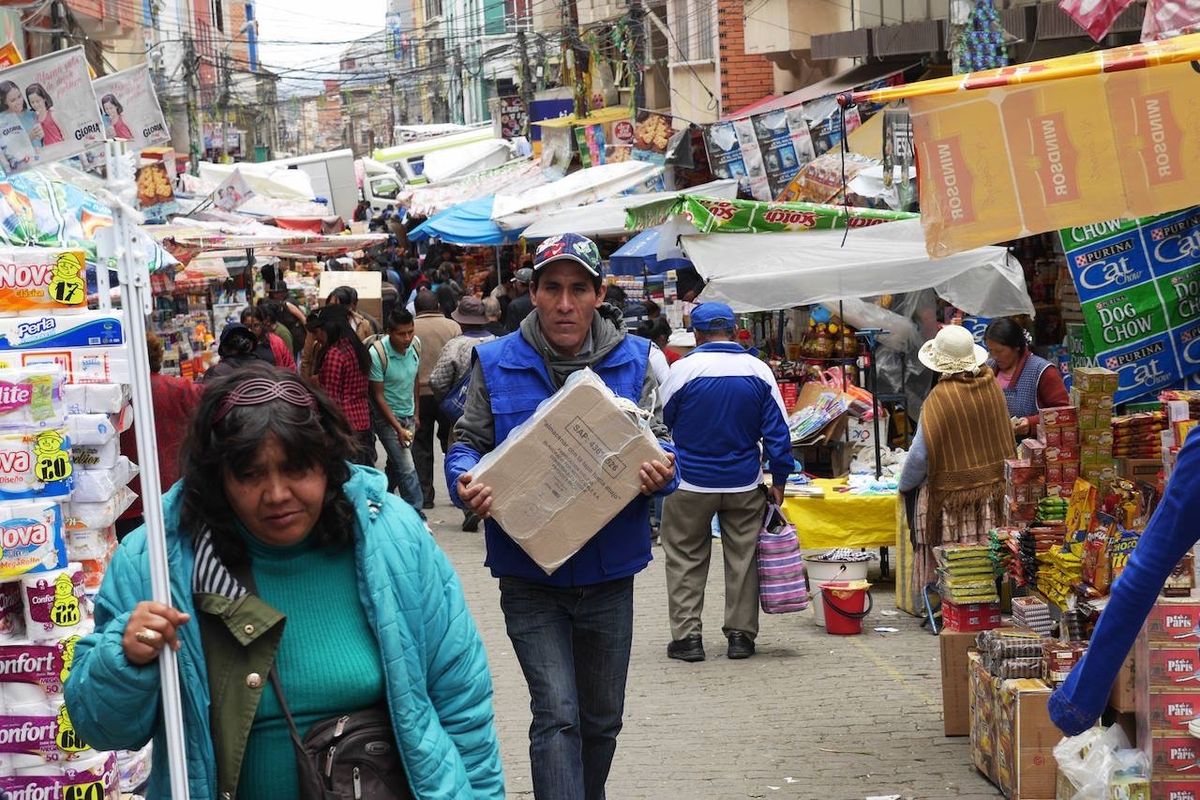 首都のラパス。
ロープウェイで移動は楽になったが、高山病で丸一日寝たきり…