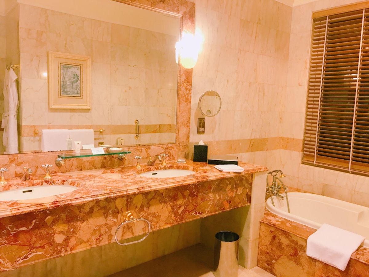 持論「洗面台2つあるホテルはいいホテル」