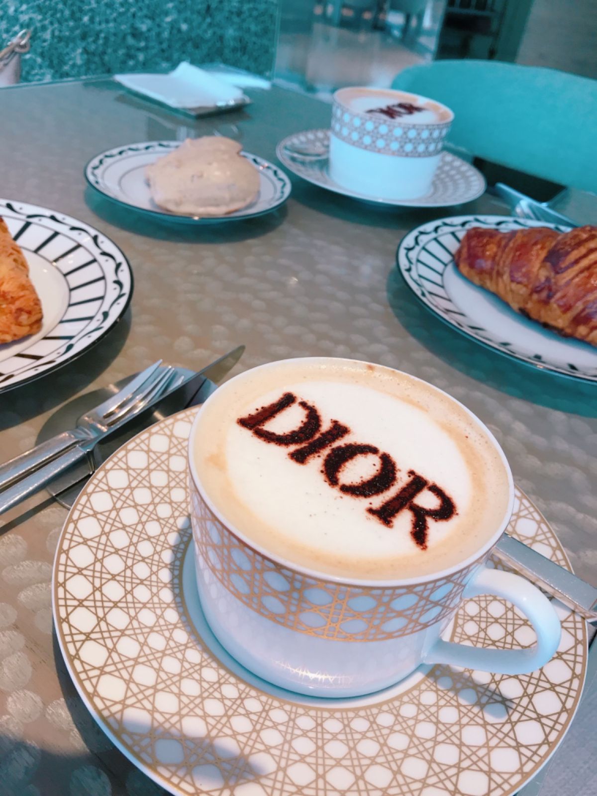 Diorカフェが鬼可愛くて鬼高かった。可愛い雰囲気に反しなかなかエグい価格帯