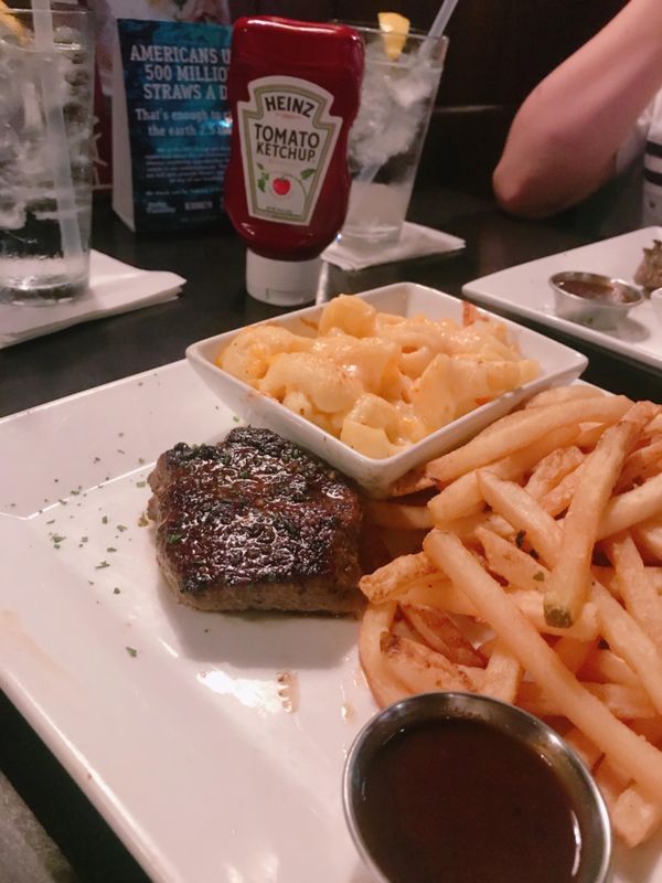 グアム・グアム「〜グアム〜現地人いなさすぎてどこに来たのか迷走しがち🇬🇺」の写真:肉に対してポテトが多すぎる、これを私は求...