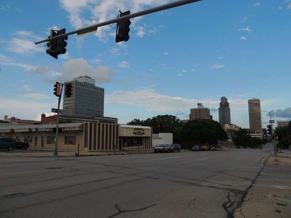 アメリカ(米国)・ネブラスカ「2014年 ネブラスカ州　オマハ　ウォーレン・バフェットとマルコムXゆかりの街」の写真：ダウンタウンを進むとさらに悲惨に