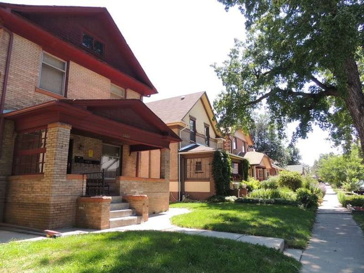 Couch Surfing ホスト Amenが住むアパート。
Amenの部...