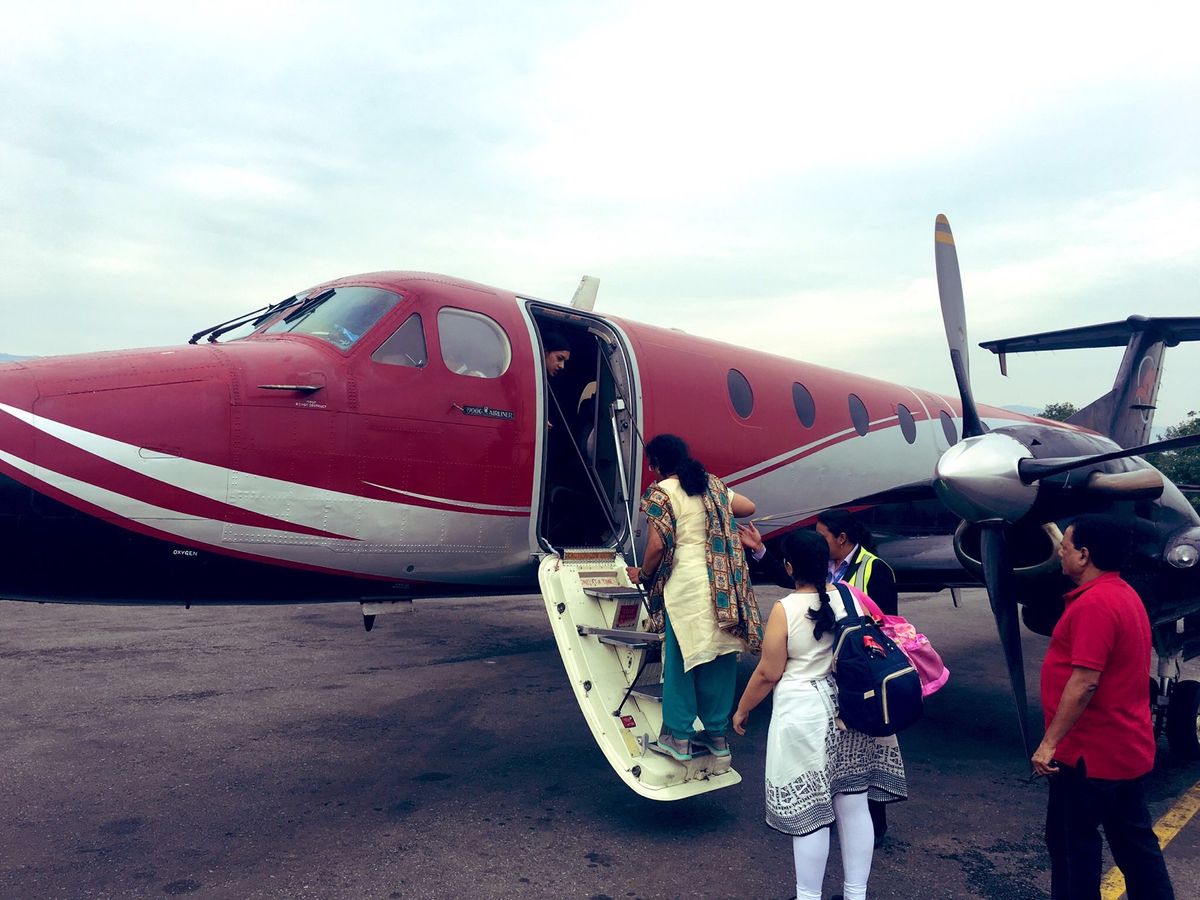 カトマンズから飛行機に乗ってポカラへ。10人乗りのプロペラ機、年季入ってて...