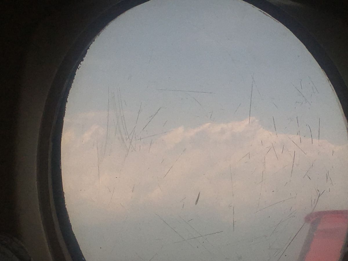 カトマンズから飛行機に乗ってポカラへ。10人乗りのプロペラ機、年季入ってて...