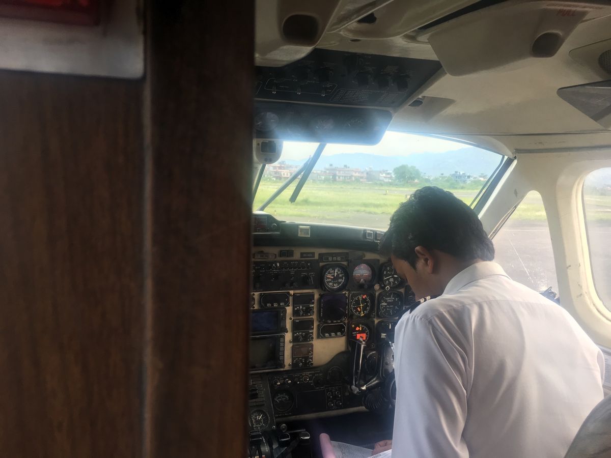 カトマンズから飛行機に乗ってポカラへ。10人乗りのプロペラ機、年季入ってて...