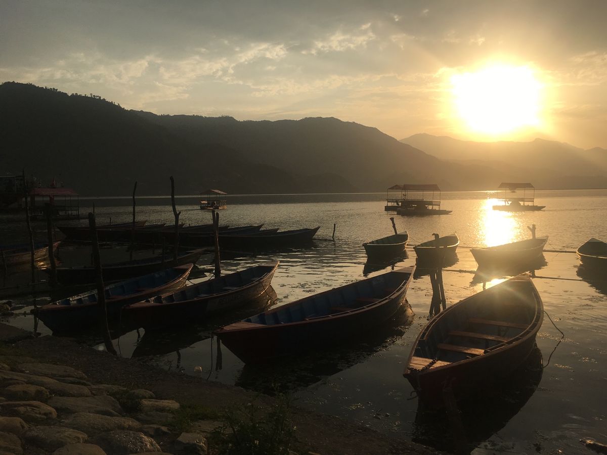 ポカラの夕暮れ。湖の周りをのんびり歩く。カトマンズとは違って、ゆっくり穏や...