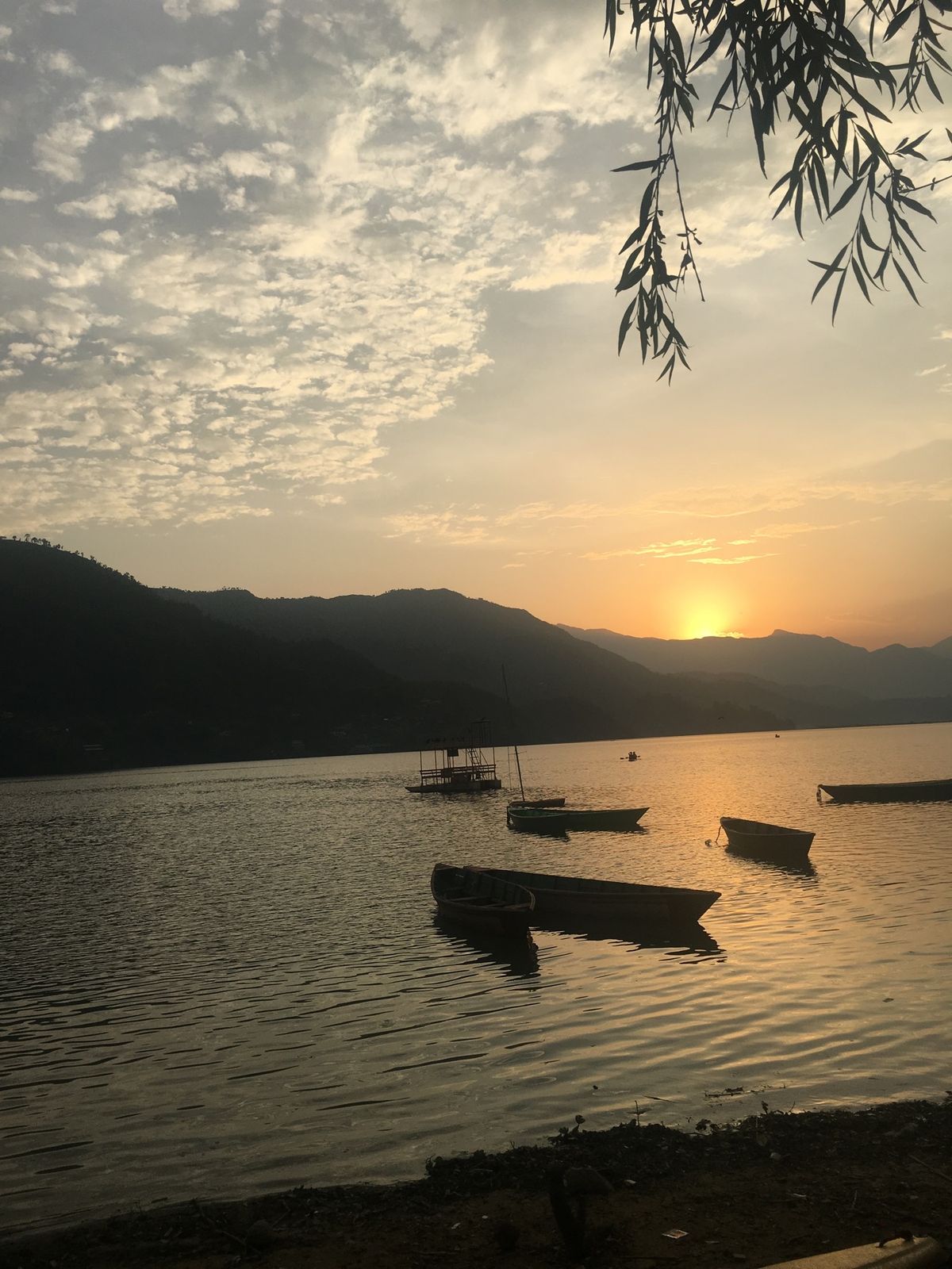 ポカラの夕暮れ。湖の周りをのんびり歩く。カトマンズとは違って、ゆっくり穏や...