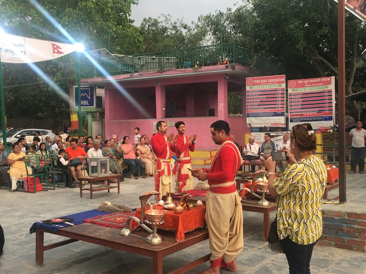 ポカラの夕暮れ。湖の周りをのんびり歩く。カトマンズとは違って、ゆっくり穏や...