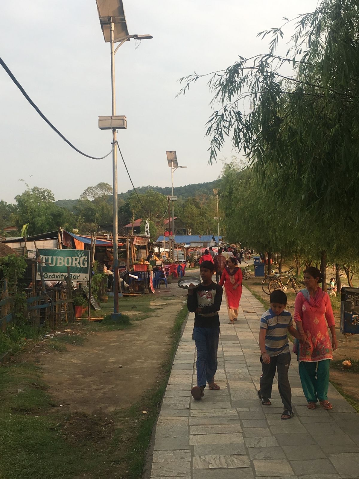 ポカラの夕暮れ。湖の周りをのんびり歩く。カトマンズとは違って、ゆっくり穏や...