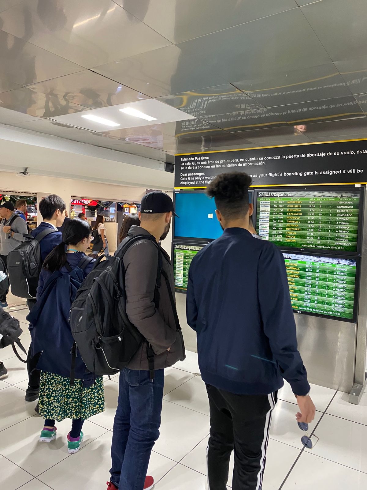 ハバナ行きの飛行機に乗り遅れた〜😂


ゲートの案内が案内版から消えて、2...