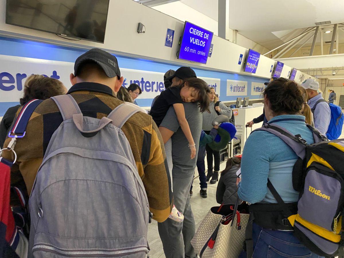 ハバナ行きの飛行機に乗り遅れた〜😂


ゲートの案内が案内版から消えて、2...