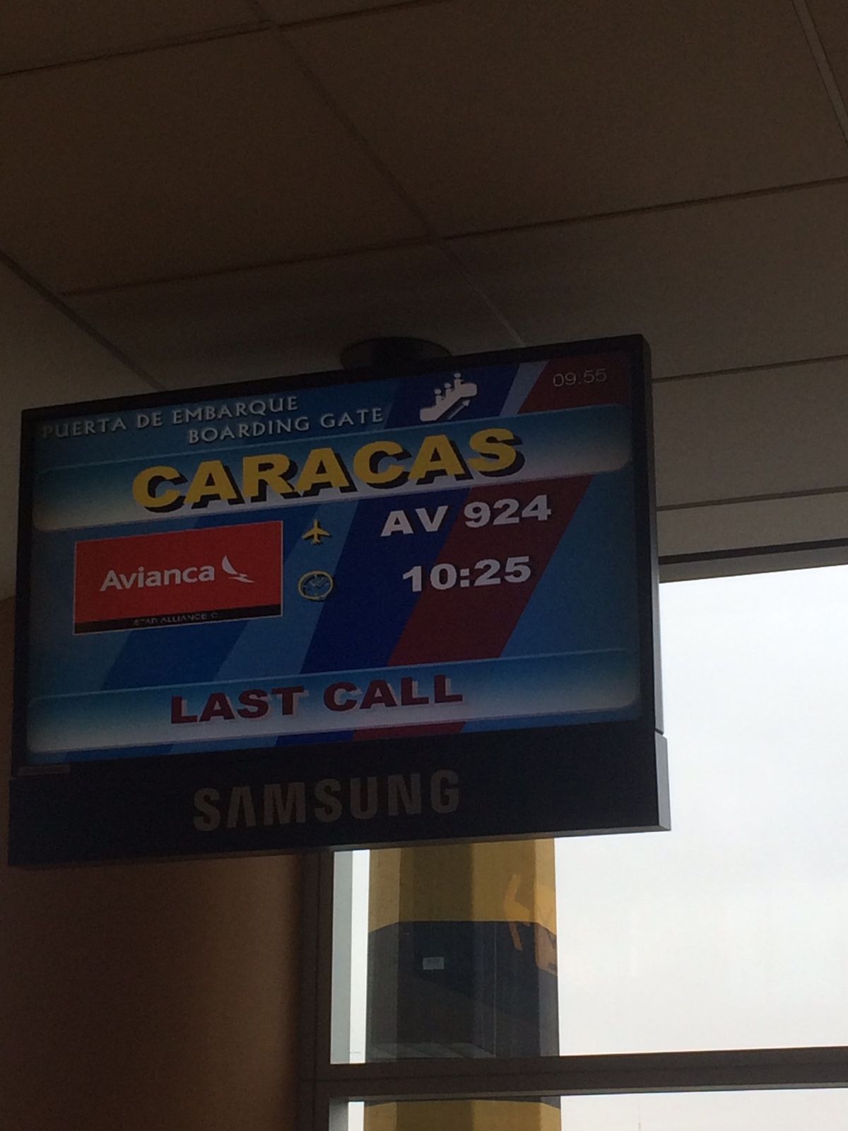 空港からシウダードボリーバルの街へ、ここまでくるとどのタクシーが安全とか分...