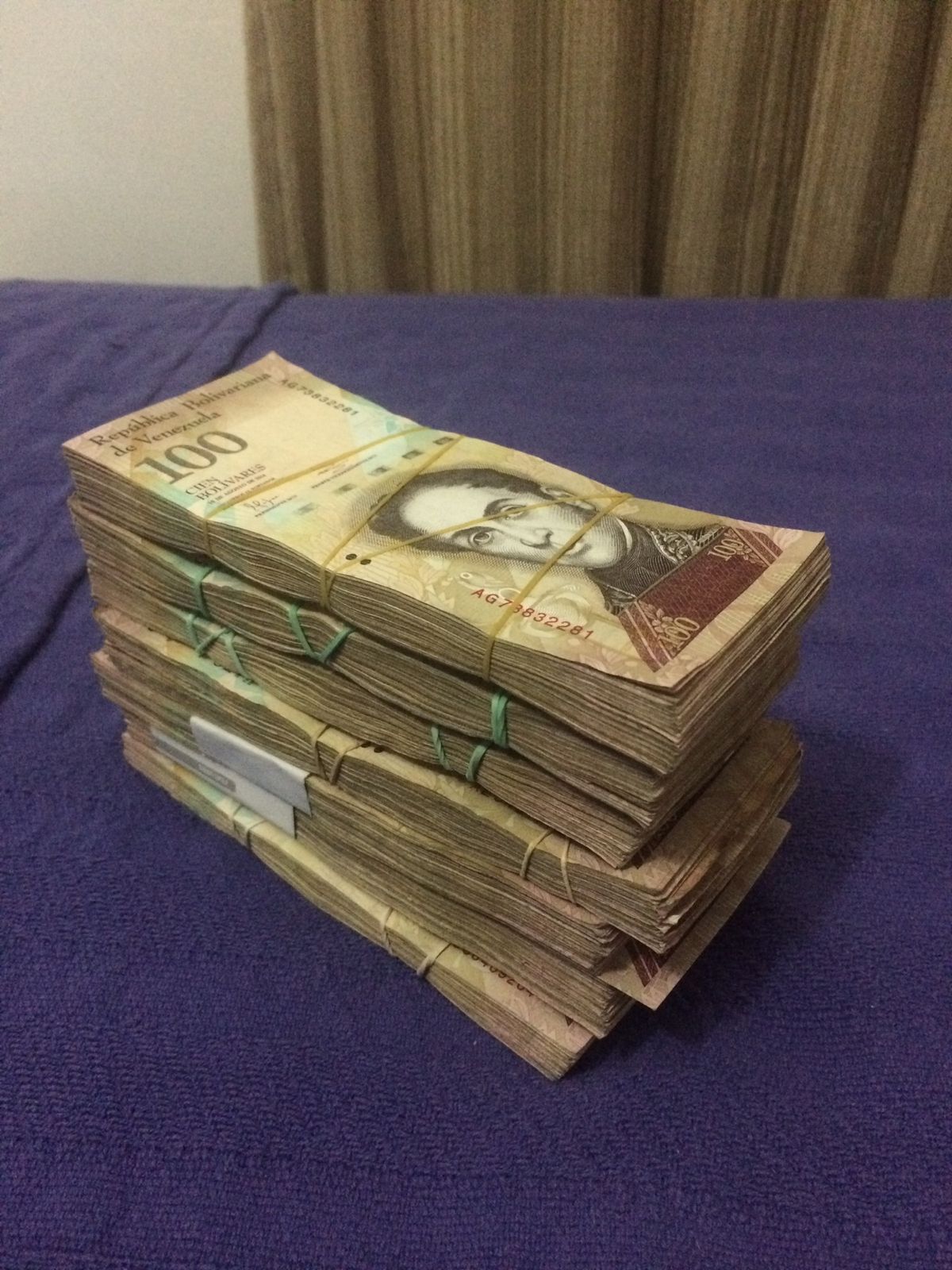 空港からシウダードボリーバルの街へ、ここまでくるとどのタクシーが安全とか分...