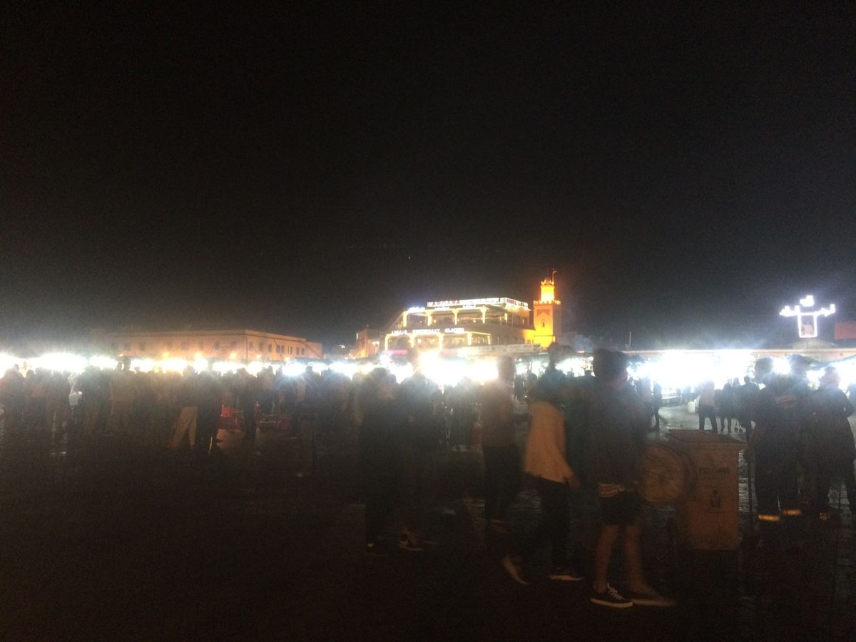 モロッコといえばグナワ音楽、ギンブリという低音がでる弦楽器を中心に、金属製...