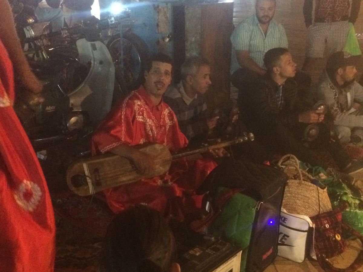 モロッコといえばグナワ音楽、ギンブリという低音がでる弦楽器を中心に、金属製...