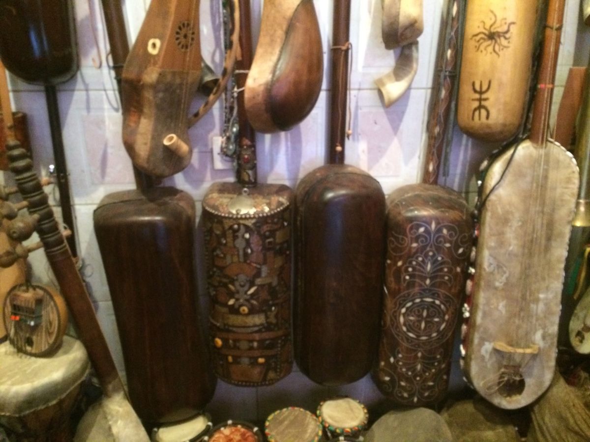 モロッコといえばグナワ音楽、ギンブリという低音がでる弦楽器を中心に、金属製...