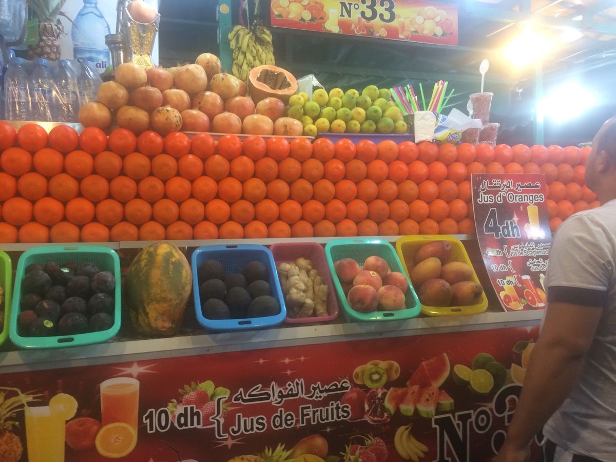 モロッコといえばグナワ音楽、ギンブリという低音がでる弦楽器を中心に、金属製...