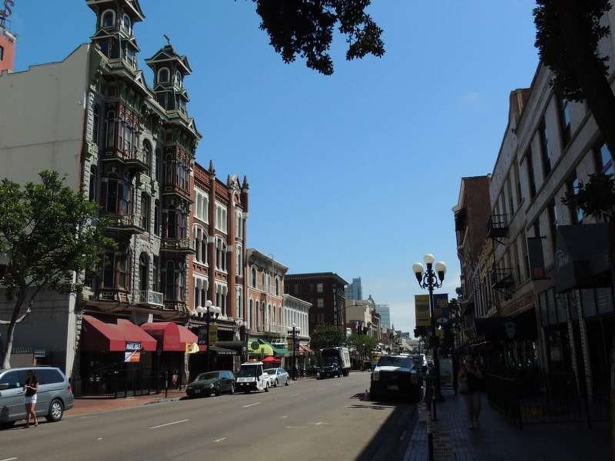 夜になると華やかなガスランプクオーター