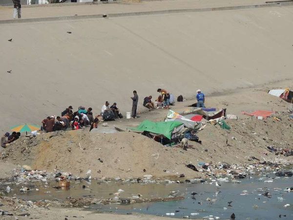 メキシコ・ティファナ「2014年 メキシコ・ティファナ」の写真：歩道橋からHomeless