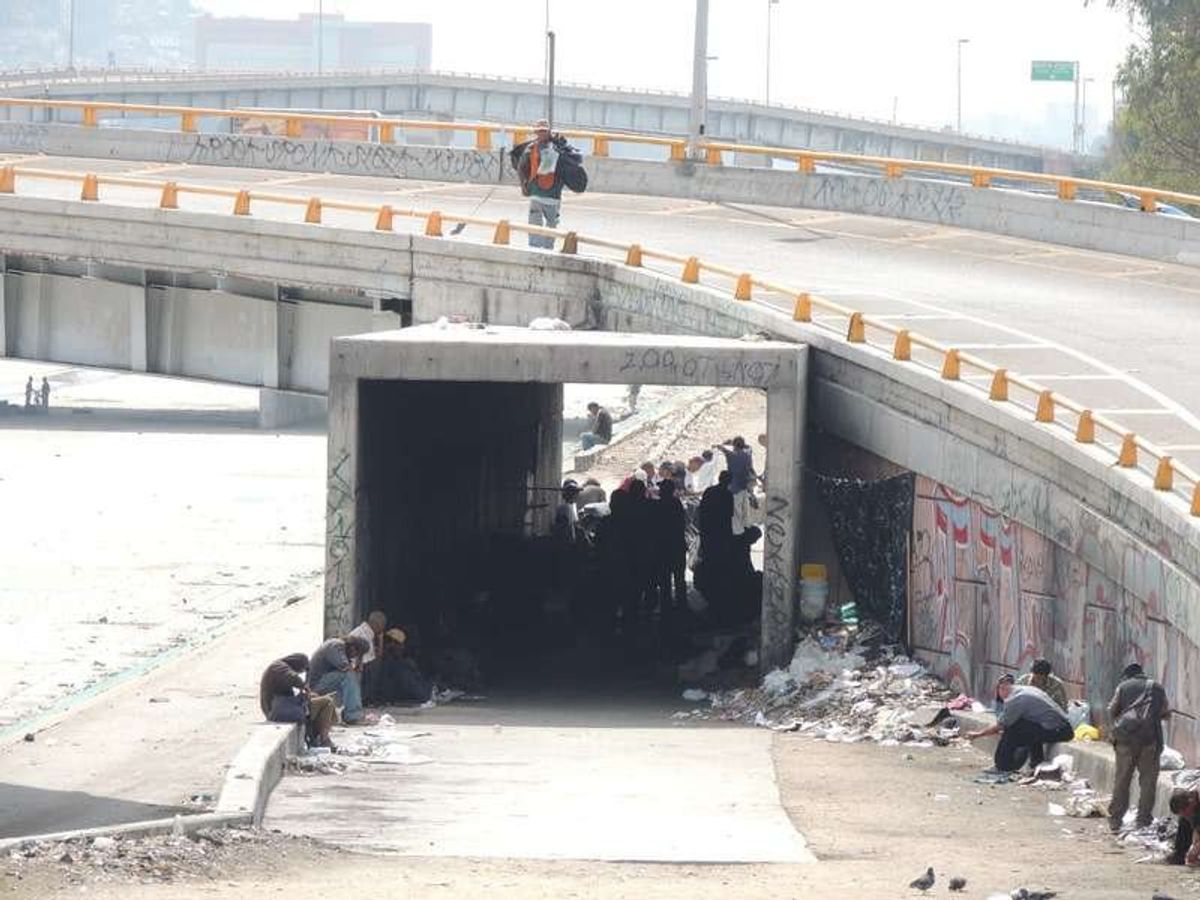 歩道橋からHomeless