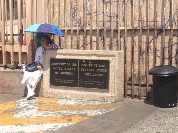 メキシコ・ティファナ「2014年 メキシコ・ティファナ」の写真：国境の看板