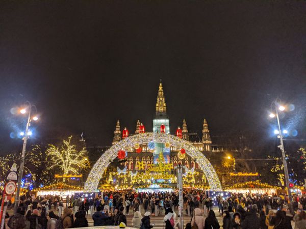 オーストリア・ウィーン「ウィーン弾丸旅」の写真：クリスマスシーズンで、イルミネーションが...