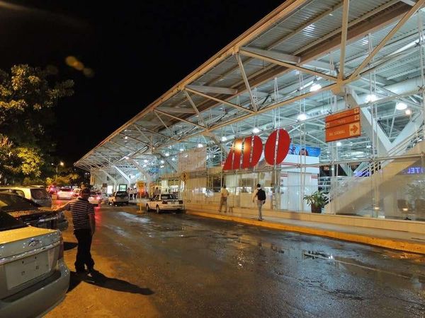 メキシコ・カンクン「2015年 メキシコ南部　カンクンとオアハカ」の写真：22：15発ベリーズシティ行の国際長距離...