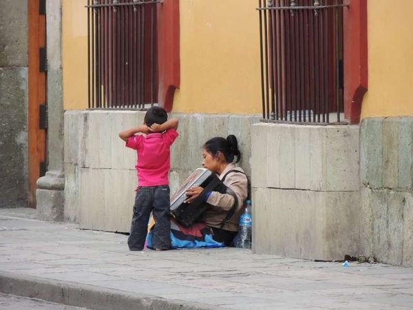 メキシコ・カンクン「2015年 メキシコ南部　カンクンとオアハカ」の写真：そんなに上手じゃないアコーディオンで小銭...
