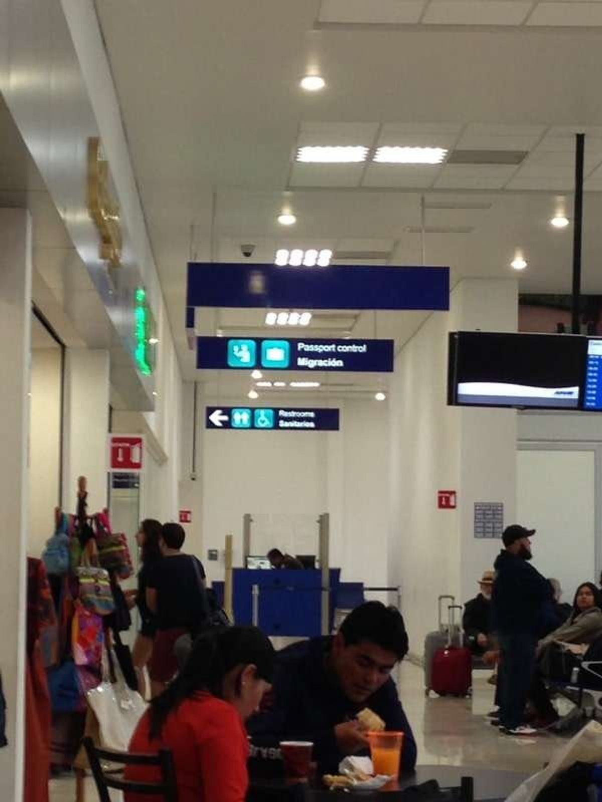 旅も終わり、オアハカからアメリカの友人宅に向かう。

オアハカの空港は一旦...