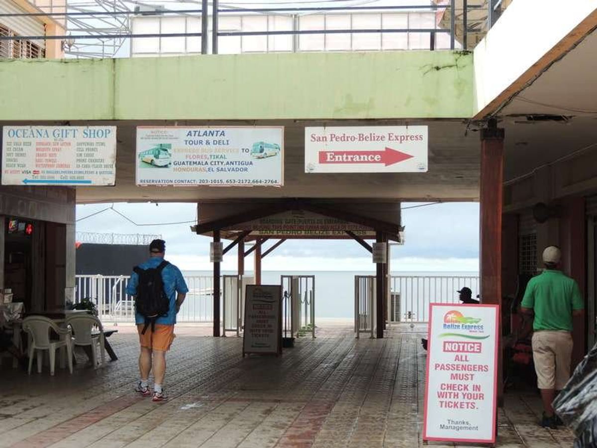 Belize Express Water TaxiはCaye Caulke...
