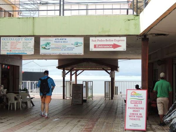 ベリーズ・ベリーズシティ「2015年 旧スペイン領に囲まれた旧英領ホンジュラス」の写真：Belize Express Water...