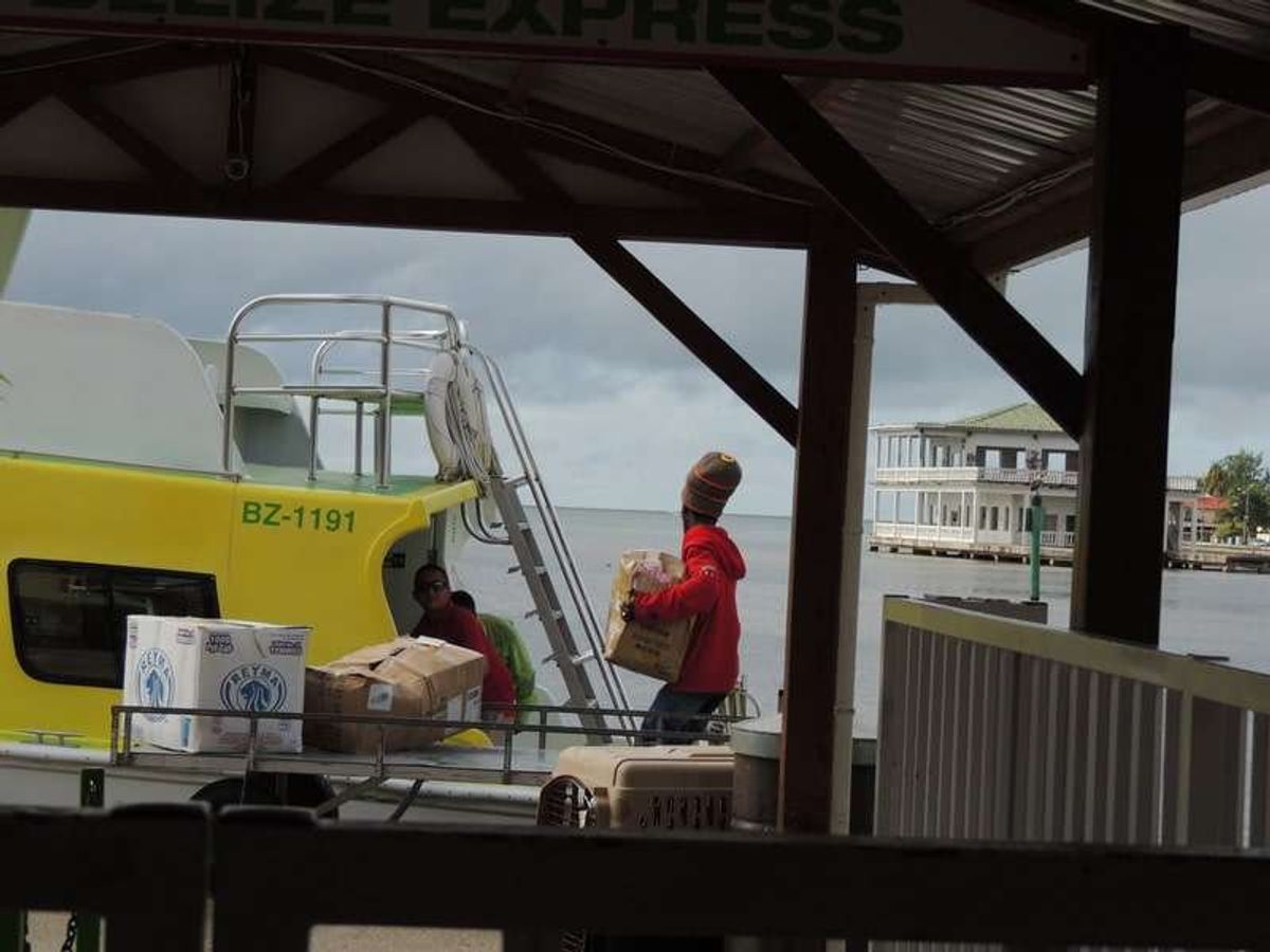Belize Express Water TaxiはCaye Caulke...