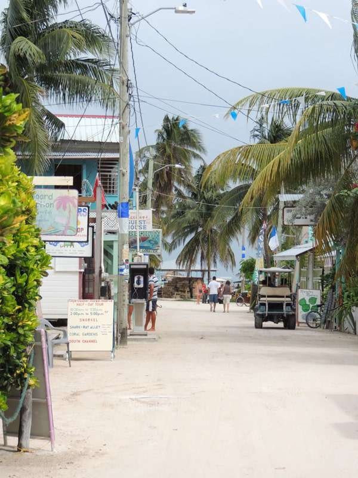 Belize City出航後、約４５分でCaye Caulkerへ到着。
...