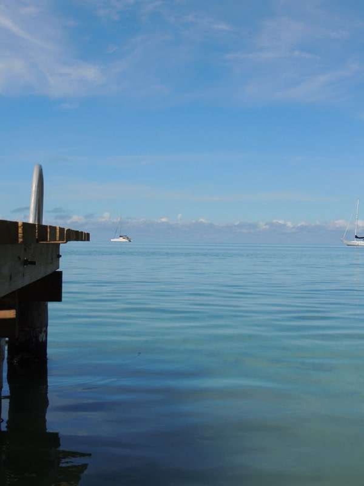 宿のデッキでも魚が泳ぐ美しさ。
海に入ると、自分の周りが魚だらけに！

