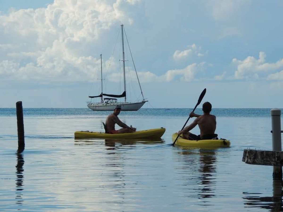 僕が一人でカヤックを楽しんだ後、
宿の同室の仲間たちは、遠くに行きました。

