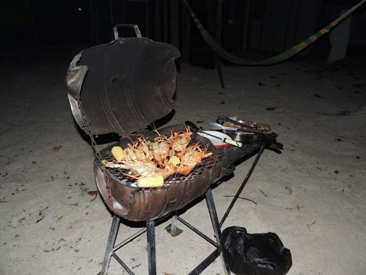 夜は宿のゲスト、ホストみんなでロブスターBBQ。
味付けは地元のホストで最...