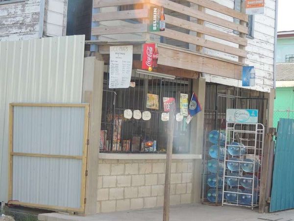 ベリーズ・ベリーズシティ「2015年 旧スペイン領に囲まれた旧英領ホンジュラス」の写真：貧困層地区の商店は、金網だらけ。
でも昼...