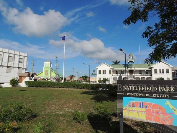 ベリーズ・ベリーズシティ「2015年 旧スペイン領に囲まれた旧英領ホンジュラス」の写真：市の中心部、といっても市の人口は6万人く...
