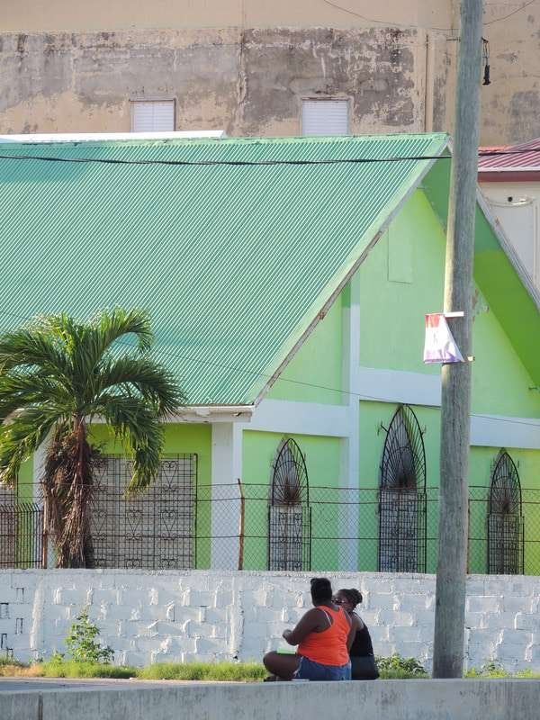 ベリーズ・ベリーズシティ「2015年 旧スペイン領に囲まれた旧英領ホンジュラス」の写真：街でのんびりする市民。

